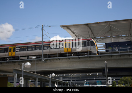 nach oben auf einen Zug warten an der Station am Flughafen Brisbane, Queensland, Australien Stockfoto