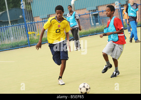 Fußballtraining mit Bolton Wonderers für einheimische Kinder, Bolton, größere Manchester, UK Stockfoto