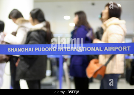 Touristen auf dem internationalen Flughafen Shanghai-Pudong, Shanghai, China Stockfoto