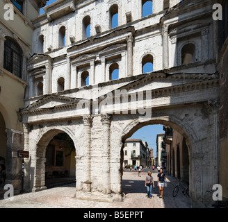 Das alte römische Tor Porta dei Borsari, Verona, Italien Stockfoto