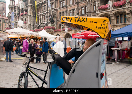 Fahrrad-Taxi-Betreiber in der Marienplatz München Bayern Deutschland Stockfoto