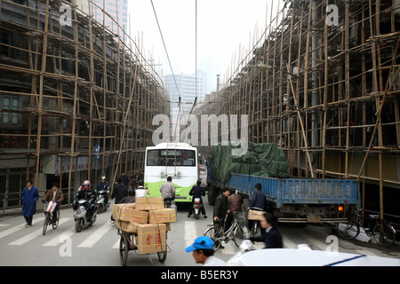 Baustelle auf einer schmalen Straße in Shanghai, China Stockfoto