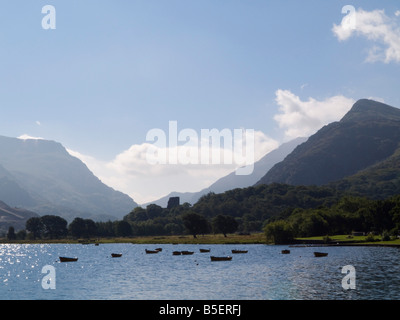 Llyn Padarn See entlang nach Llanberis Pass im Snowdonia National Park anzeigen Llanberis Gwynedd North Wales UK Großbritannien Stockfoto