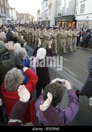 Mitglieder der Armee Marsch durch die Straßen von Abingdon bei ihrer Rückkehr vom Kampf angefeuert durch Mitglieder der Öffentlichkeit, die die Route gesäumt Stockfoto