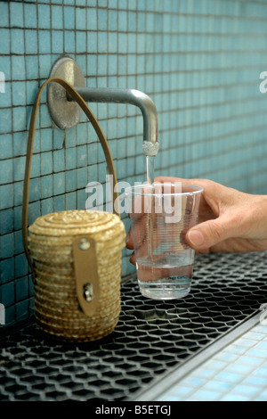 Glas mit Heilwasser, Kurort Vichy, Auvergne, Frankreich, Europa Stockfoto