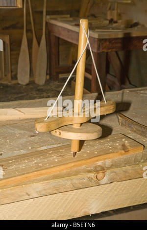 Primitive Hand Holzbearbeitungswerkzeugen wie von Huron-Indianern in 1650-1700 auf dem Display an Saint-Marie unter den Huronen in Midland Ont verwendet Stockfoto