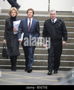 Sir Paul McCartney und seine Soliciter Fiona Shackleton kommen vor dem High Court für einen weiteren Tag in der Scheidung Anhörung mit Heather Mills Stockfoto