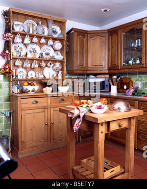 Kiefer Kommode und kleine Kiefer Tisch im Cottage-Küche mit hölzernen Einheiten Stockfoto