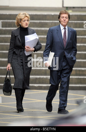 Sir Paul McCartney und seine Soliciter Fiona Shackleton kommen vor dem High Court für einen weiteren Tag in der Scheidung Anhörung mit Heather Mills Stockfoto