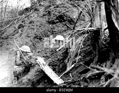 Britische Armee Westfront Mai 1918; Zwei Artillerie-Offiziere, die den Fall des Schusses auf deutsche Position von Kemmel Höhen zu beobachten Stockfoto