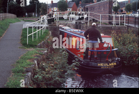 Mann Lenkung Narrowboat in Schloss im Zentrum von Welshpool am Montgomery Kanal, Powys, Wales Stockfoto