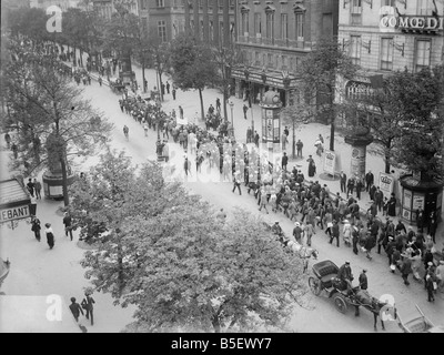 Britische Freiwillige für die Franzose-Fremdenlegion marschierten durch die Straßen von Paris, Frankreich während Erster Weltkrieg 1. September 1914 Stockfoto