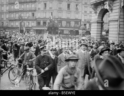 Britische Freiwillige für die Franzose-Fremdenlegion marschierten durch die Straßen von Paris, Frankreich während Erster Weltkrieg 1. September 1914 Stockfoto