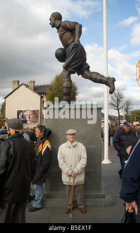 Alter Mann stand von Billy Wright Statue, Molineux Stadium Heimat von Wolverhampton wandert Football Club Stockfoto