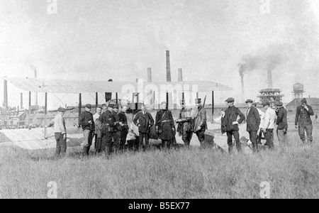 Französische Soldaten stehen neben einem Flugzeug in ein Feld in Frankreich im ersten Weltkrieg &#13; &#10; Circa 1914 Stockfoto