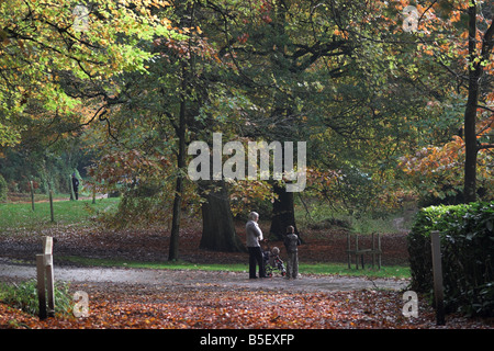 Familie im Herbst im Shearwater, Longleat Estate, Warminster, Wiltshire, England, Großbritannien Stockfoto