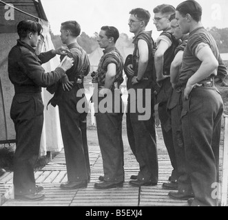 Neue Armee Rekruten warten im Einklang mit ihren Ärmel aufgerollt, während sie darauf warten, die geimpft werden, bevor sein Übersee abgeschickt, kämpfen im zweiten Weltkrieg; Oktober 1939 Stockfoto