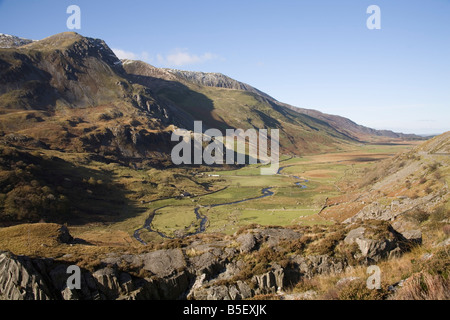 Ogwen Conwy in Wales UK November Blick nach unten entlang Nant Ffrancon Tal mit Afon Ogwen schlängelt sich entlang der Talsohle Snowdonia National Park Stockfoto