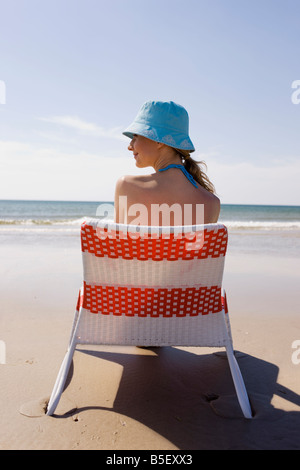 Deutschland, Ostsee, junge Frau am Strand, Rückansicht Stockfoto