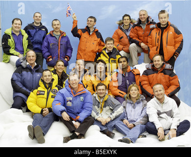 Everest 50. Geburtstag Mai 2003 britische Bergsteiger, Mount Everest L R steht Mark Warham Stuart Pfau Crag Jones Graham Ratcliffe Bear Grylls Chris Brown und Jon Tinker L R Mitte erobert haben r. Michael Bronco Lane Neil Laughton Sandy Allan Rebecca Stephens Geoffrey Stanford hinter gelben Jacke Sandeep Dhillon und Eric Blakeley L R vorne Chris Mothersdale Jonathan Pratt David Hempleman Adams Polly Murray und Andrew Salter Stockfoto