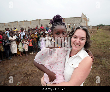 Die Mutter von Victoria Climbie präsentiert stolz eine Schule gebaut, im Namen ihrer Tochter Bertha Climbie ist hier abgebildet, hält Victoria s Schwester Joelle und ist umgeben von zukünftigen Schülerinnen und Schüler der Schule die ich Abobo die Côte d ' Ivoire im September 2008 eröffnet wird im Bild, hier ist Britisah Rechtsanwalt Caroline Ingram, die geholfen haben, Gelder für die Schule Stockfoto