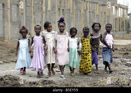 Die Mutter von Victoria Climbie präsentiert stolz eine Schule im Namen ihrer Tochter Bertha Climbie ist hier abgebildet, hält Victoria s Schwester Joelle und ist umgeben von zukünftigen Schüler der Schule die ich in Abobo die Côte d ' Ivoire im September 2008 eröffnet wird gebaut Stockfoto