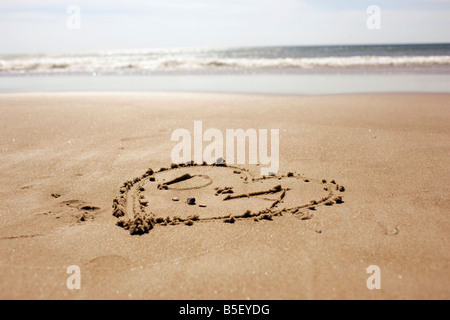 Deutschland, Ostsee, Herz, gezeichnet im Sand am Strand Stockfoto