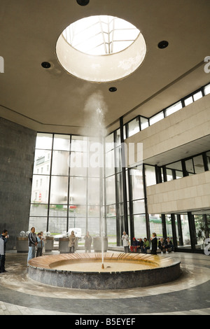 Geysir auf thermische Frühlinge Kolonnade im Kurort Karlovy Vary Tschechien Stockfoto