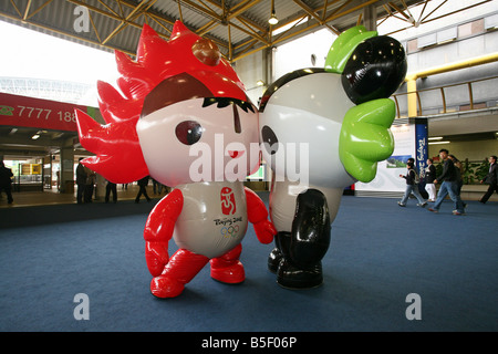 Die Maskottchen der Summer Olimpics 2008 Huanhuan und Jingjing, Hong Kong, China Stockfoto