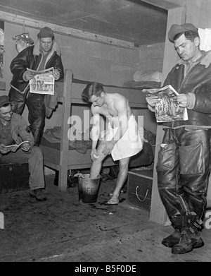 Amerikanische Armeetruppen in ihrer Transportkiste Hause immer bereit für eine Nacht in der Stadt nach ein harten Arbeitstag während des zweiten Weltkriegs ein Soldat ein Blecheimer zum Baden März 1944 verwendet Stockfoto