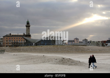 Blick auf den alten Leuchtturm und Teepott Warnemünde, Deutschland Stockfoto