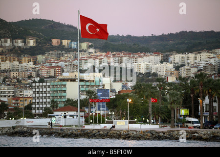 Türkische Flagge vor dem Stadtpanorama von Kusadasi, Türkei Stockfoto