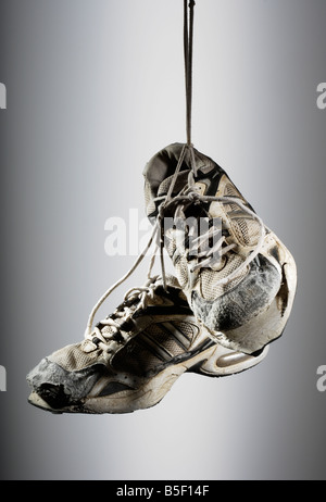 Altes Paar Trainer Sneakers Stockfoto