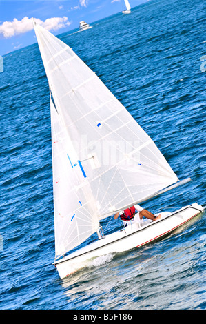 Kleine Segelboote Segeln auf blauem Wasser an einem Sommertag Stockfoto