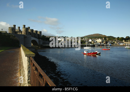 Die Mündung des malerische Conwy (Conway) wird von der antiken Stadt Conwy übersehen und imposanten Burg von König Edward 1. gebaut Stockfoto