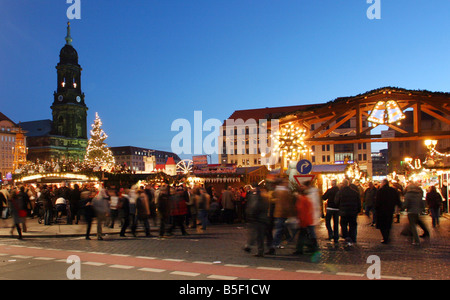 Menschen auf einer Straße Weihnachtsmarkt, Dresden, Deutschland Stockfoto