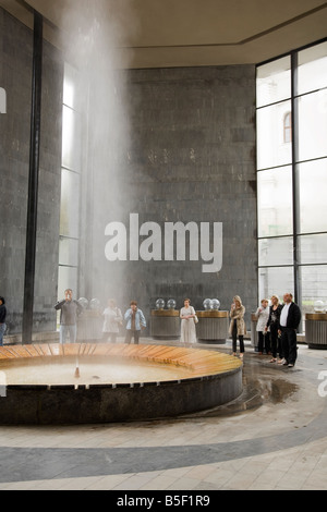 Geysir auf thermische Frühlinge Kolonnade im Kurort Karlovy Vary Tschechien Stockfoto