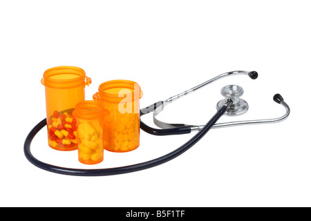 Stethoskop und Pille Flaschen Ausschnitt auf weißem Hintergrund Stockfoto