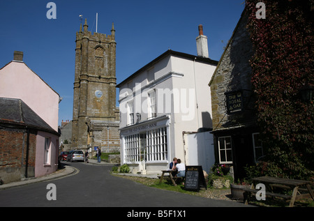 Str. Mary die Jungfrau Kirche, Old Market House und Royal Oak Pub in dem malerischen Dorf von Cerne Abbas Stockfoto