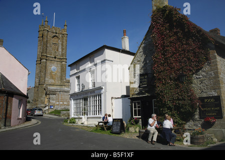 Str. Mary die Jungfrau Kirche, Old Market House und Royal Oak Pub in dem malerischen Dorf von Cerne Abbas Stockfoto