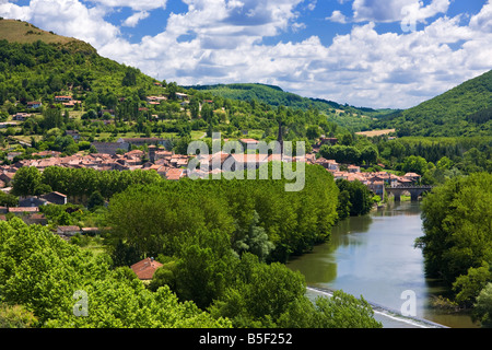 Saint Antonin Noble Val und den Fluss Aveyron in Tarn et Garonne, Frankreich, Europa Stockfoto