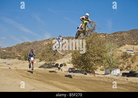 Motocross-Fahrer in der Luft über Sprung bei Glen Helen Schaltung Devore California Stockfoto