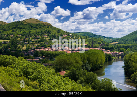 Saint Antonin Noble Val und den Fluss Aveyron, Tarn et Garonne, Frankreich Europa - hires erfassen Stockfoto