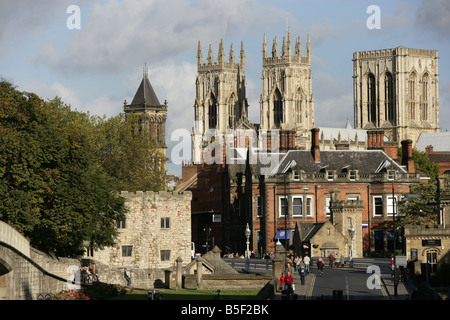 City of York, England. Die reich verzierten Bügeln 19. Jahrhundert Lendal Bridge über den Fluss Ouse mit York Minster im Hintergrund. Stockfoto