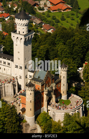 Vogelperspektive von Schloss Neuschwanstein in Schwangau in der Nähe von Fuessen Allgaeu Bayern Stockfoto