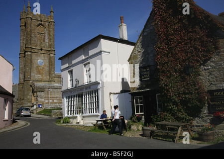 Str. Mary die Jungfrau Kirche, Old Market House und Royal Oak Pub in dem malerischen Dorf von Cerne Abbas Stockfoto