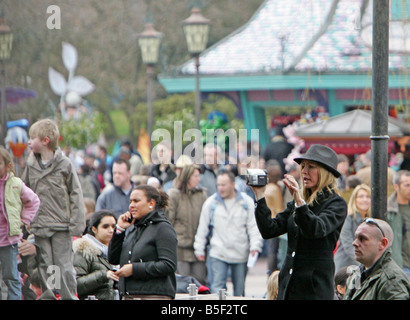 Exklusive Bilder Heather Mills nimmt Tochter Beatrice auf eine dreitägige Pause nach Disneyland in Paris Heather, begleitet von einer Freundin und ein stämmiger Boduguard 4 000 auf den Kurzurlaub verbracht, nach einem mühsamen zweiwöchigen Scheidung Schlacht mit noch-Ehemann Sir Paul McCartney in Ther High Court Stockfoto