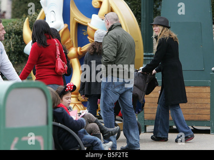 Exklusive Bilder Heather Mills nimmt Tochter Beatrice auf eine dreitägige Pause nach Disneyland in Paris Heather, begleitet von einer Freundin und ein stämmiger Boduguard 4 000 auf den Kurzurlaub verbracht, nach einem mühsamen zweiwöchigen Scheidung Schlacht mit noch-Ehemann Sir Paul McCartney in Ther High Court Stockfoto