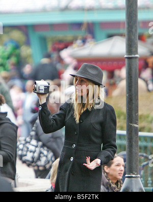 Exklusive Bilder Heather Mills nimmt Tochter Beatrice auf eine dreitägige Pause nach Disneyland in Paris Heather, begleitet von einer Freundin und ein stämmiger Boduguard 4 000 auf den Kurzurlaub verbracht, nach einem mühsamen zweiwöchigen Scheidung Schlacht mit noch-Ehemann Sir Paul McCartney in Ther High Court Stockfoto