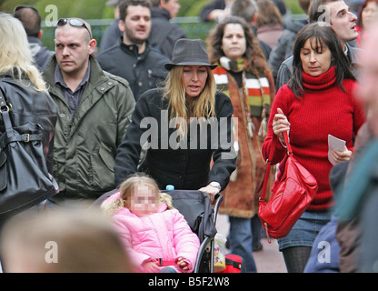 Exklusive Bilder Heather Mills nimmt Tochter Beatrice auf eine dreitägige Pause nach Disneyland in Paris Heather, begleitet von einer Freundin und ein stämmiger Boduguard 4 000 auf den Kurzurlaub verbracht, nach einem mühsamen zweiwöchigen Scheidung Schlacht mit noch-Ehemann Sir Paul McCartney in Ther High Court Stockfoto